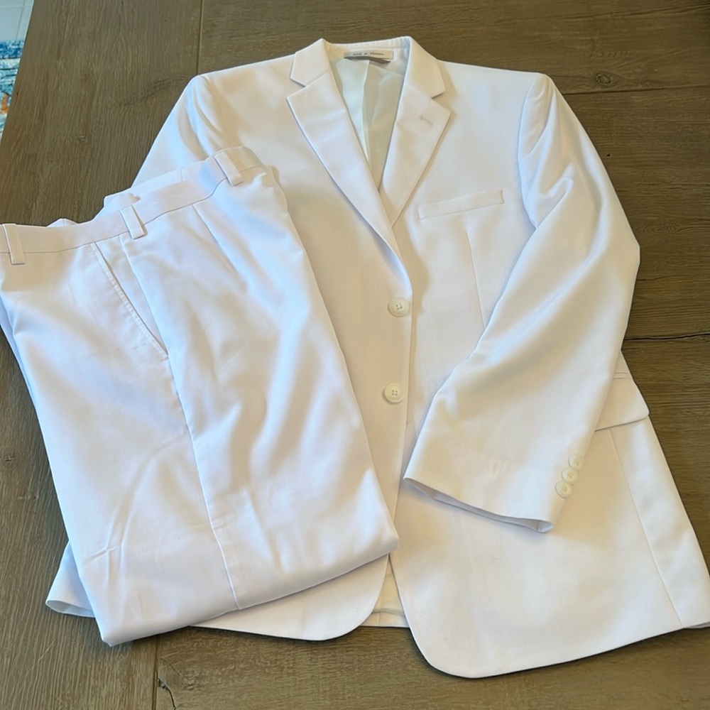 Boys, Andrew Mark White suit size 18 regular